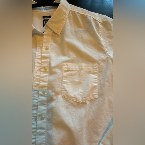The perfect shirt - Gap white button down - Picture 8 of 9